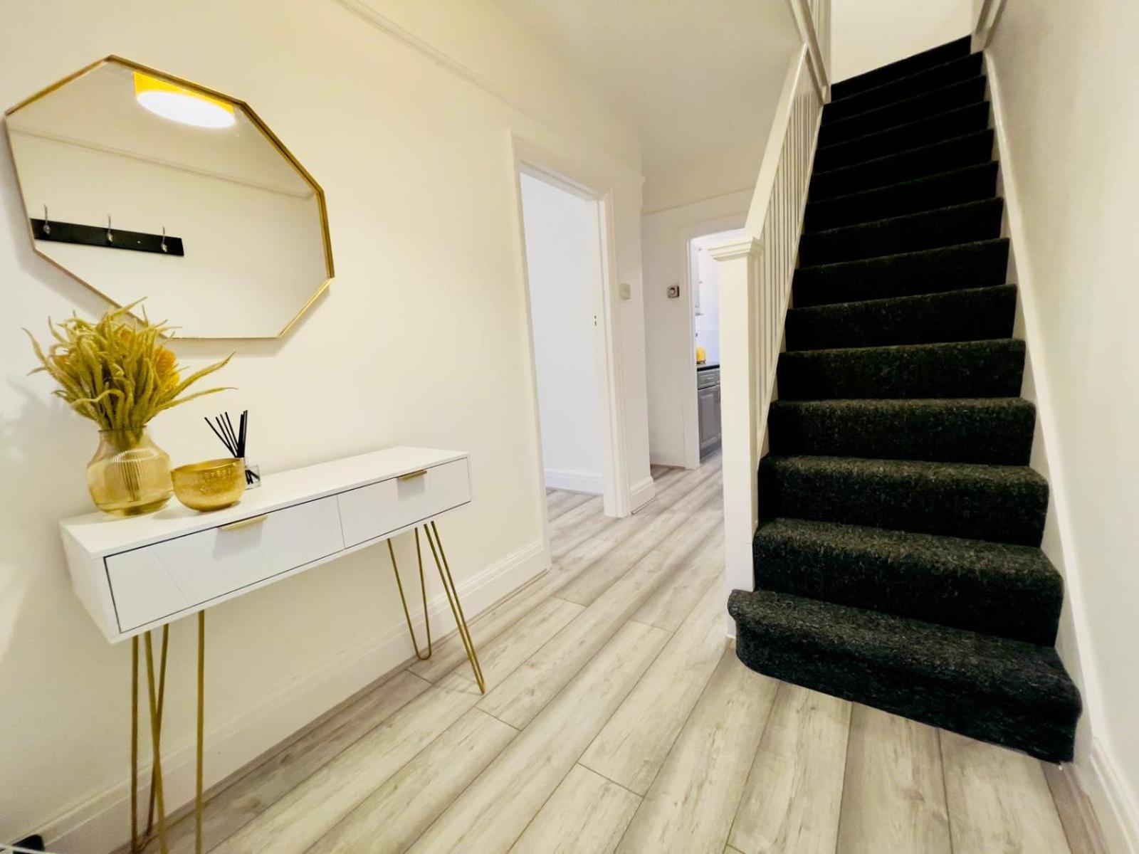 Sariyu Space Luton Otel Luton  Dış mekan fotoğraf